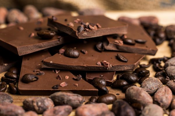 Kaffesjokolade med kakaobønner og kaffebønner